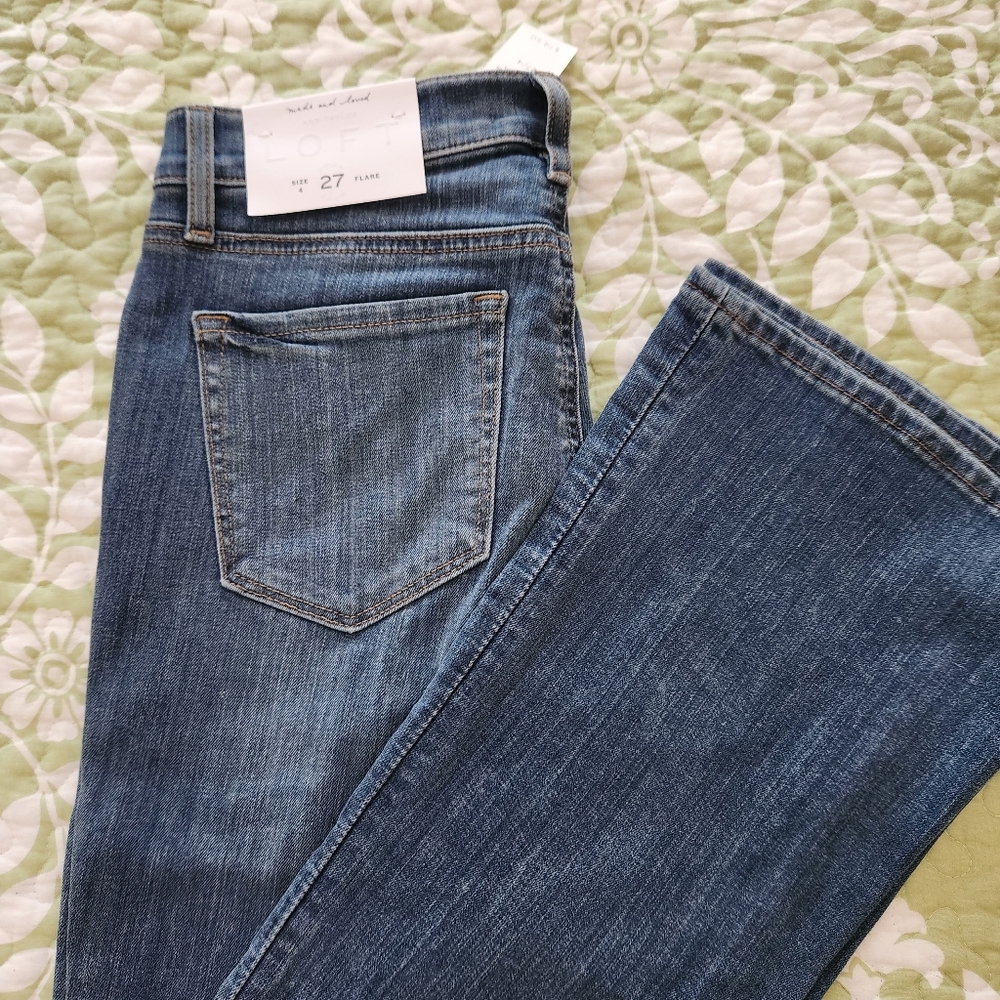 LOFT NWT FLARE MEDIUM WASH JEANS Sz 4 / 27
